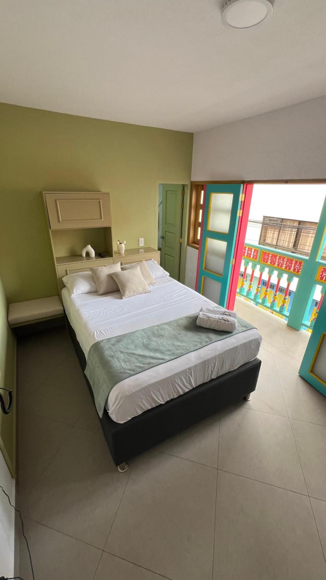 Hotel Chromatic Guatape Bagian luar foto
